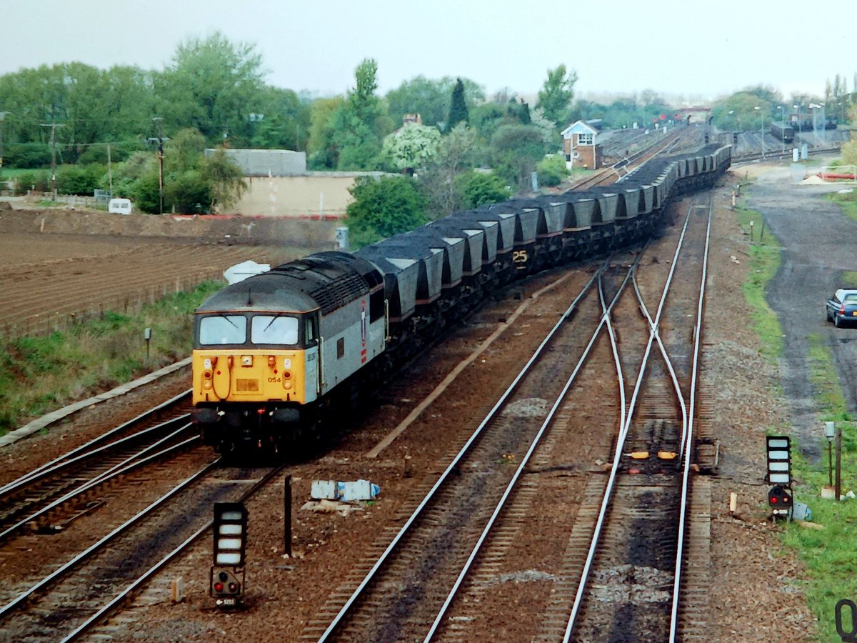 Invermuir's tweet image. Grids &apos;n&apos; coal between Gascoigne Wood and Fiddlers Ferry in 1996 to help keeping the lights on. #tmrguk #grids #coal