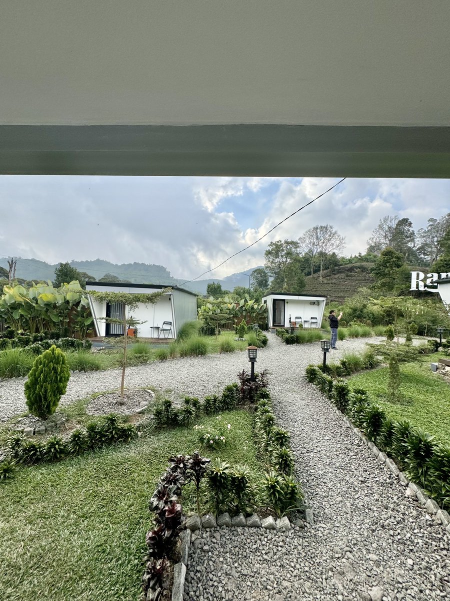 📍 Sonten resort &amp; villa rancabali

ini tepatnya di ciwidey ya 1 jam dari kota bandung. terus cuma 5 menit wisata kawah putih, ranca upas dll masih banyak~

ini aku ambil kamar yang 4 orang cuma gapapa kalau lebih ga nambah lagi👍🏻

UDAH DAPET SARAPAN YA GESS~