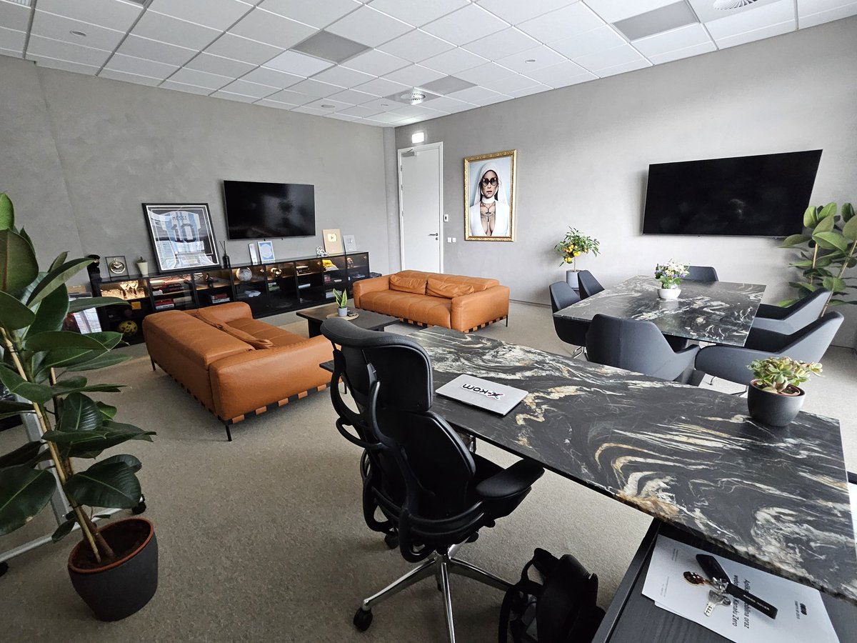 K_Stanowski's tweet image. Kiedyś wrzucałem wizualizację, jak wyglądać ma mój gabinet, więc dzisiaj wrzucę, jak finalnie wygląda. Myślę, że prezydencki, czy akurat 😜😎