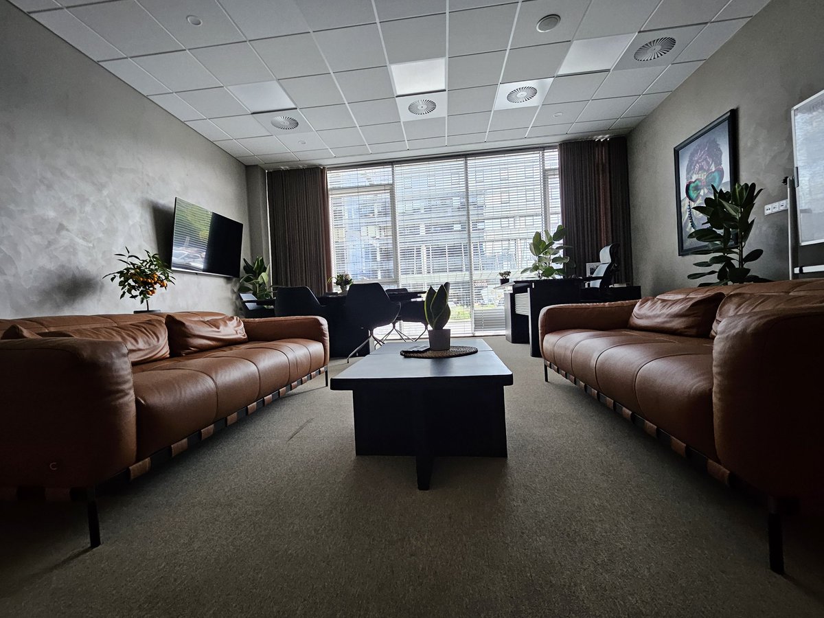 K_Stanowski's tweet image. Kiedyś wrzucałem wizualizację, jak wyglądać ma mój gabinet, więc dzisiaj wrzucę, jak finalnie wygląda. Myślę, że prezydencki, czy akurat 😜😎