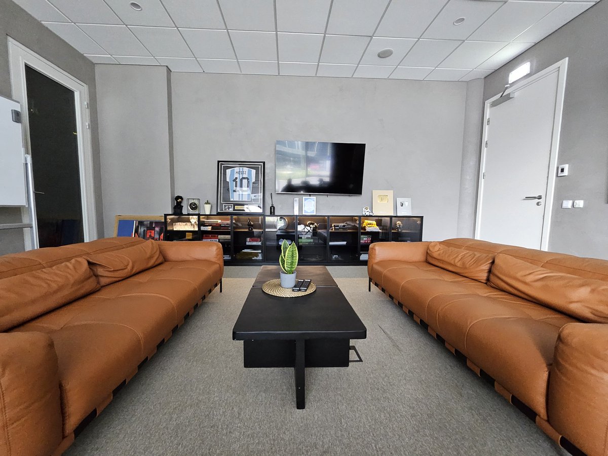 K_Stanowski's tweet image. Kiedyś wrzucałem wizualizację, jak wyglądać ma mój gabinet, więc dzisiaj wrzucę, jak finalnie wygląda. Myślę, że prezydencki, czy akurat 😜😎