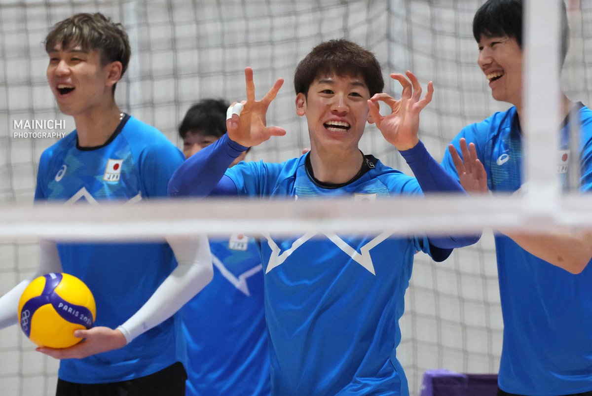 mainichiphoto's tweet photo. ２７日に初戦を迎える #パリ五輪 #バレーボール男子日本代表 の練習が公開されました
写真は笑顔を見せる #石川祐希 選手

写真特集🏐https://t.co/rrcw6jpGhz https://t.co/npDaTVWMid
