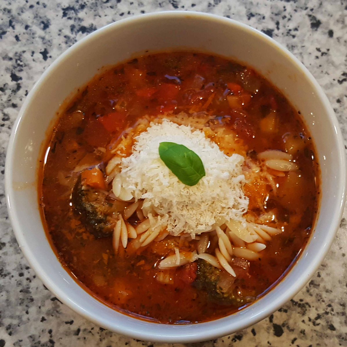 MikeKocht's tweet image. "Nur" Suppen #Twooking heute.
Aber ein ganz große, wie schon das "one" im Namen andeutet.
#Minestrone ist wirklich - für uns - schon ein eigenständiges Gericht
Gleich mehr gemacht, da ich für morgen etwas Süßes am Programm habe ;-)

mikekocht.at/2022/08/02/min…