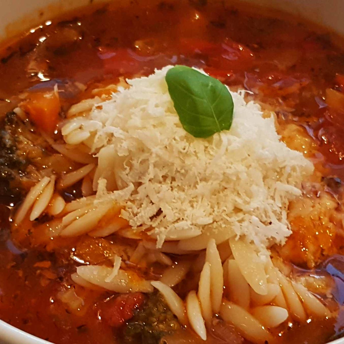 MikeKocht's tweet image. "Nur" Suppen #Twooking heute.
Aber ein ganz große, wie schon das "one" im Namen andeutet.
#Minestrone ist wirklich - für uns - schon ein eigenständiges Gericht
Gleich mehr gemacht, da ich für morgen etwas Süßes am Programm habe ;-)

mikekocht.at/2022/08/02/min…
