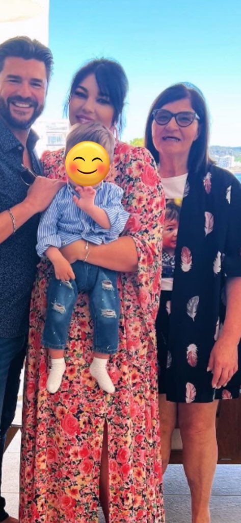 stanzaselvaggia's tweet photo. È la madre. Che imbarazzo. https://t.co/uCieMlu9nj