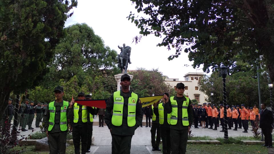 #24Jul 🇻🇪|| Con la izada de nuestro tricolor nacional y ofreda Floral desde las cumbres merideñas, conmemoramos 241° Aniversario del Natalicio del padre Libertador Simón Bolívar, 201 años de la Batalla Naval del Lago de Maracaibo y Día de la valiente <a href="/ArmadaFANB/">Armada Bolivariana</a>.