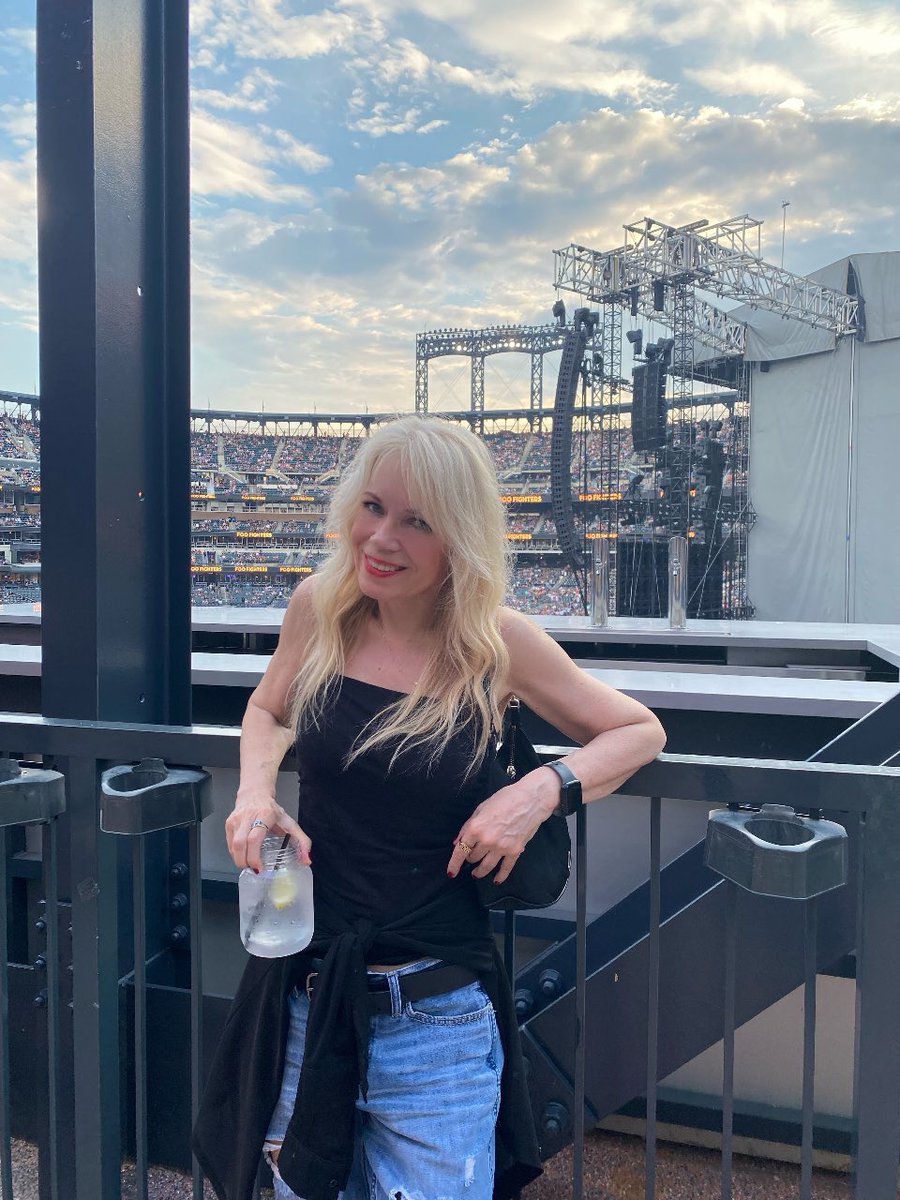 RobertaRT's tweet photo. At the @foofighters concert #foofighters #concert #summer #citifield https://t.co/5Qe5j8KSfr