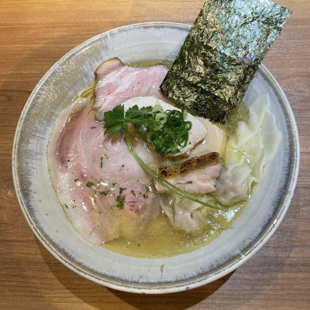 passandgo614's tweet photo. 2024-143🤗
【Japanese Ramen 五感】池袋
特上塩らぁめん

地鶏を軸に黒豚や昆布の支え、蛤・浅利・蜆・帆立の貝出汁オールスターズ💯💯😍
上質な鶏出汁とほとばしる貝のエネルギー溢れる一杯で今日はまさにBest day ever!🥰💞💫 https://t.co/2RlQXNvNDf
