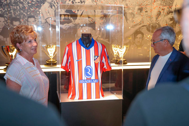 revistactrl's tweet photo. Los dos socios veteranos del Atlético de Madrid que "descubrieron" la nueva camiseta del club antes de su presentación oficial ⚽️ https://t.co/vzsGrgsUte @Atletico_MD #FansTokens #futbol #AtleticoMadrid https://t.co/8jwOHImzx9
