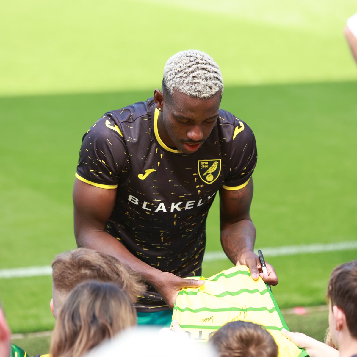 NorwichCityFC's tweet photo. Córdoba… in the new away kit… at Carrow Road 🤩 https://t.co/PdcOxvi77q