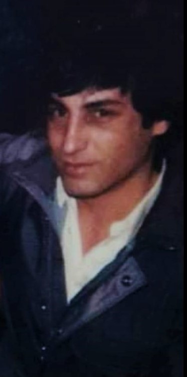 Wir klagen um Mehmet Kaymakçı, der heute vor 39 Jahren, am 24. Juli 1985, in #Hamburg-Langenhorn von Neonazis ermordet wurde. Der gelernte Maurer wurde 1956 in Haymana geboren. Er lebte seit 1980 in Hamburg und war verheiratet. 1/3