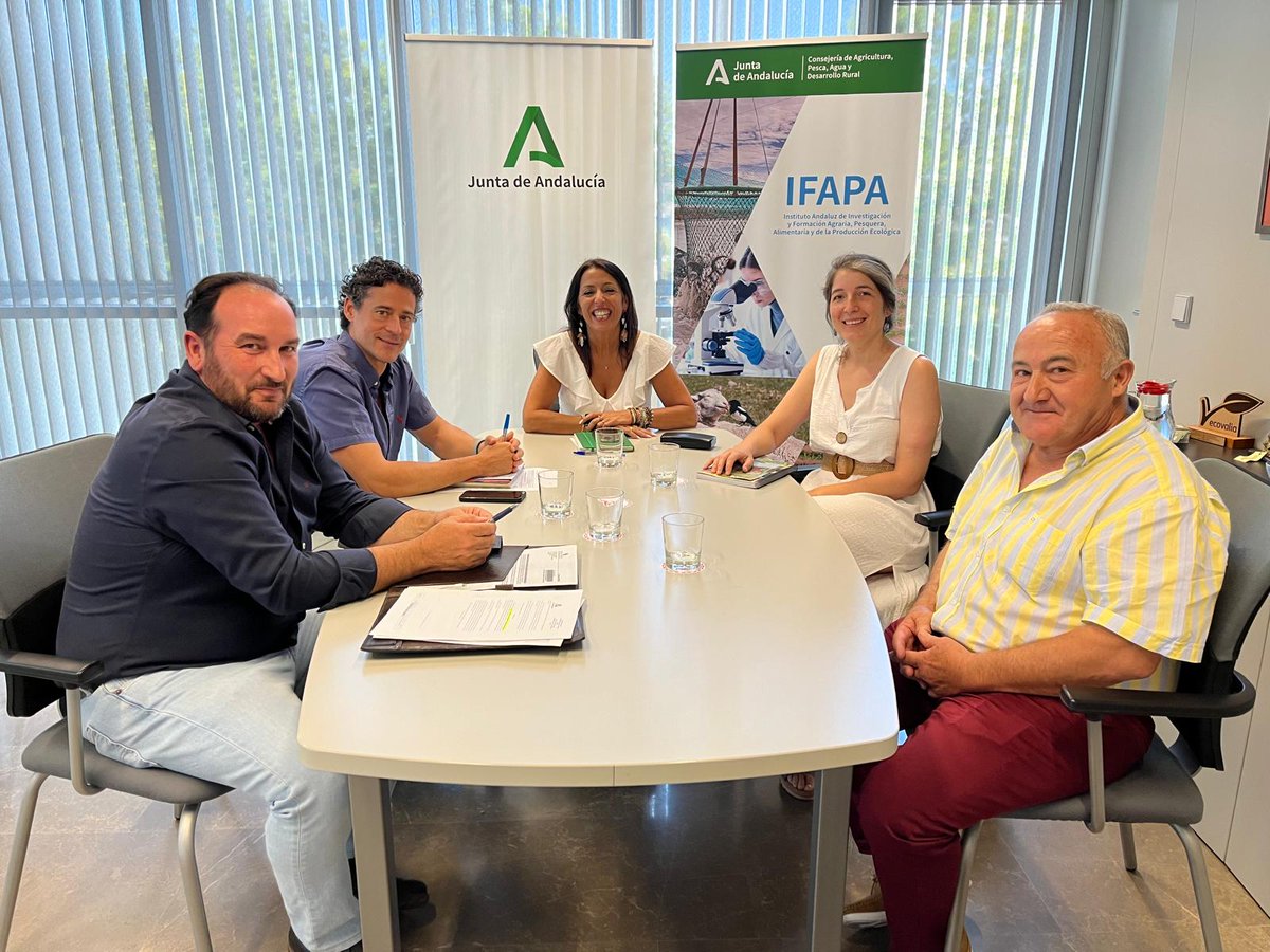 IfapaJunta's tweet photo. El #IFAPA y la Asoc. Nacional de #Ganaderos y Ganaderas en Extensivo (#ANGGEX) mantienen una reunión de trabajo para establecer líneas de colaboración, mejorar la #formación del sector y cooperar en soluciones para el relevo generacional en ganadería extensiva en #Andalucía🐐🐑 https://t.co/Ws51OLLiei