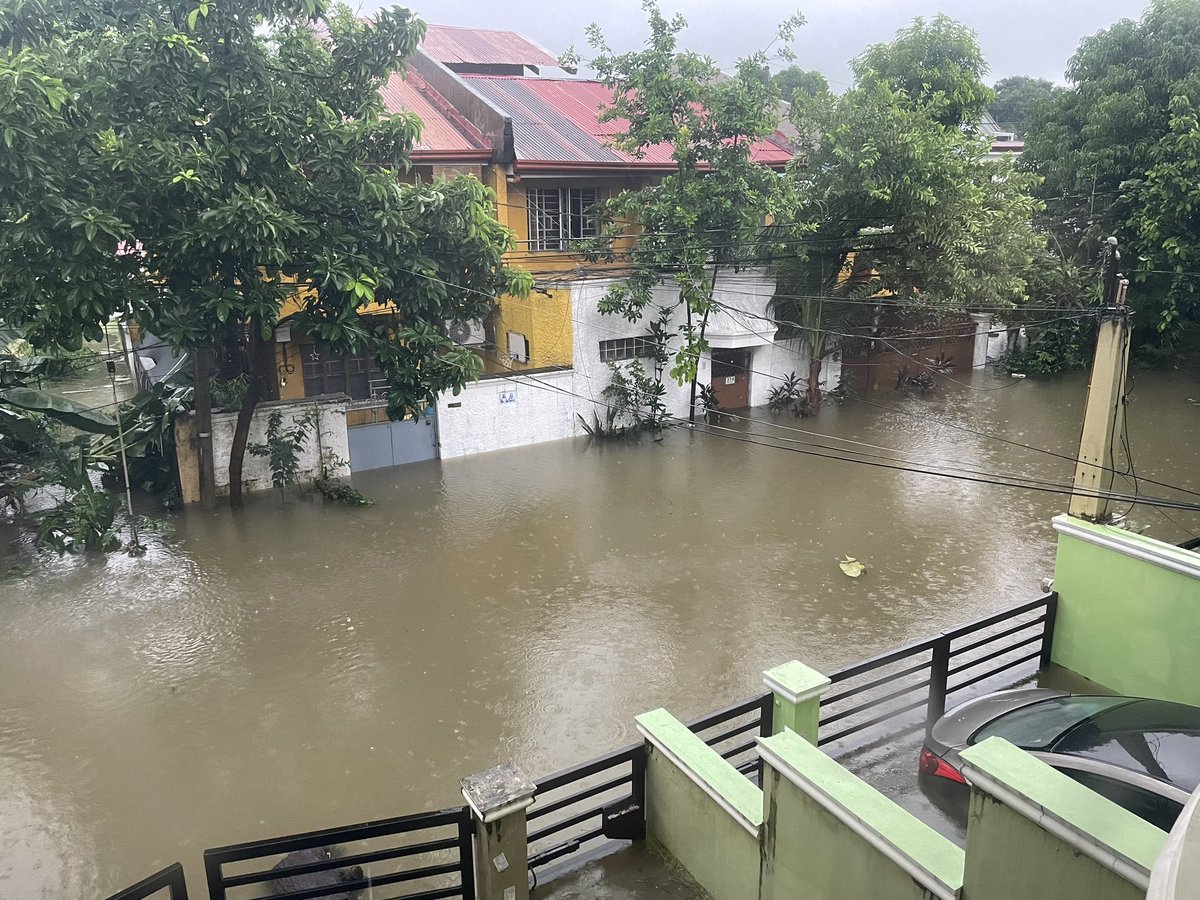 grheajoy's tweet photo. Sana tumigil na yung ulan. Grabe na yung baha 😭 papasok na sa first floor ng bahay namin 😭 https://t.co/Tnn60WCq4x