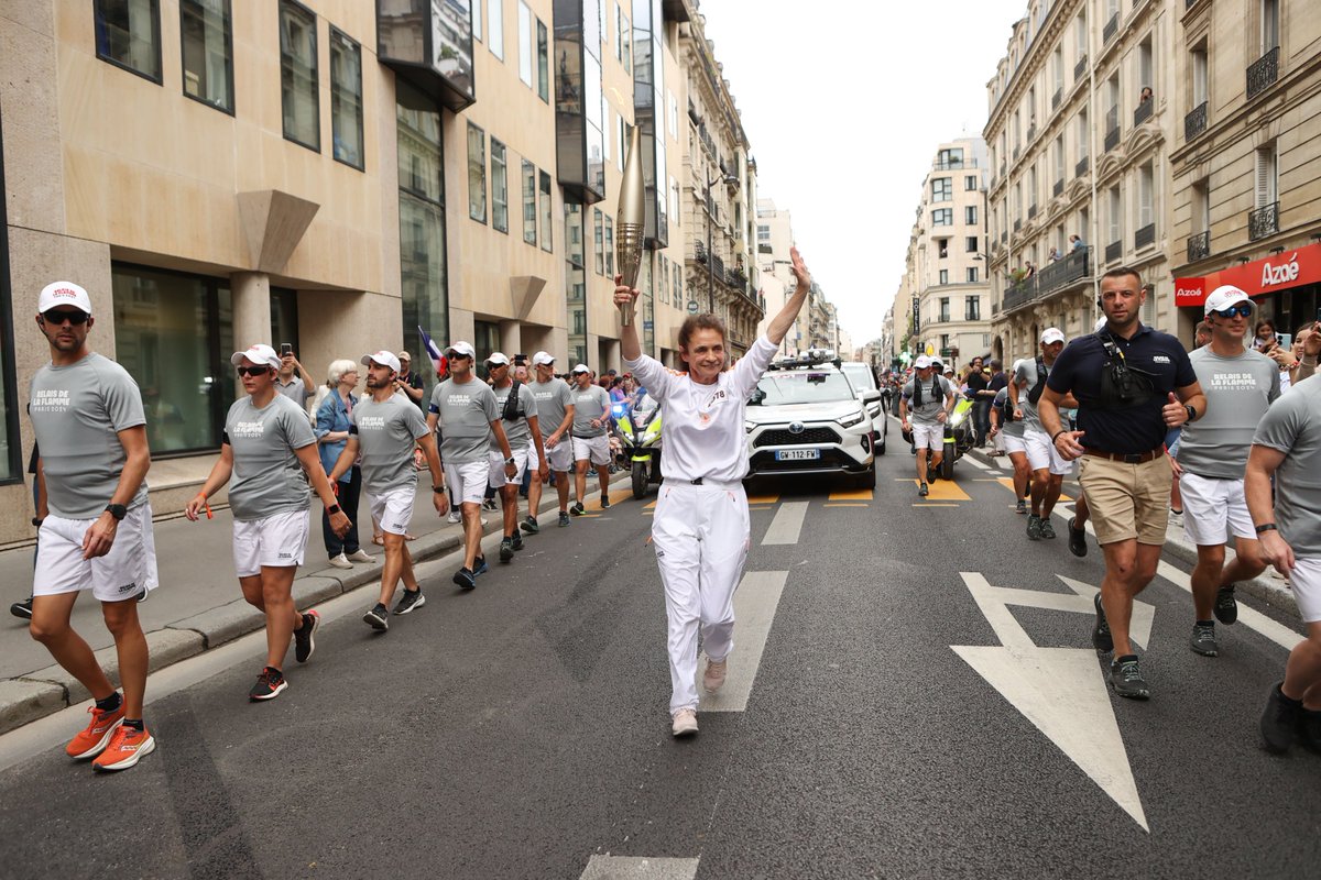 [Paris 2024] J-2 ! 🔥

La cérémonie d'ouverture approche à grand pas, plus que 2 jours avant qu'à 19h30 un spectacle incroyable ne commence sur la Seine ✨

Quelques épreuves commencent déjà aujourd'hui avec les tournois olympiques de rugby à 7 et de football 💪

📷 : <a href="/Paris2024/">Paris 2024</a>