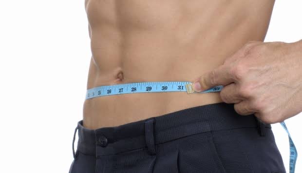 Klo ada orang bilang diet/konsumsi produk tertentu bisa bikin BB seminggu turun 3–5 kg, ABAIKAN!

Penurunan BB yg dianjurin dan sehat tuh cuma 2-4 kg per bulan.

Klo lebih dari itu dlm waktu terlalu cepat bisa berisiko banget. Pun, kebanyakan efeknya gbs bertahan jangka panjang.