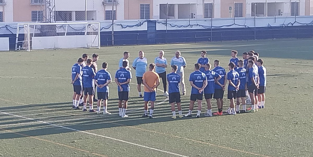 Ayer empezó a rodar el balón ⚽️ y fue el primer entrenamiento del Castilleja CF 24/25 . Toda la suerte 🍀 para los hombres de <a href="/Manufidalgo22/">Manu Fidalgo</a> que ayer empezaron la temporada . 
Toca sufrir 🏋🏻🏃🏻🥅💪