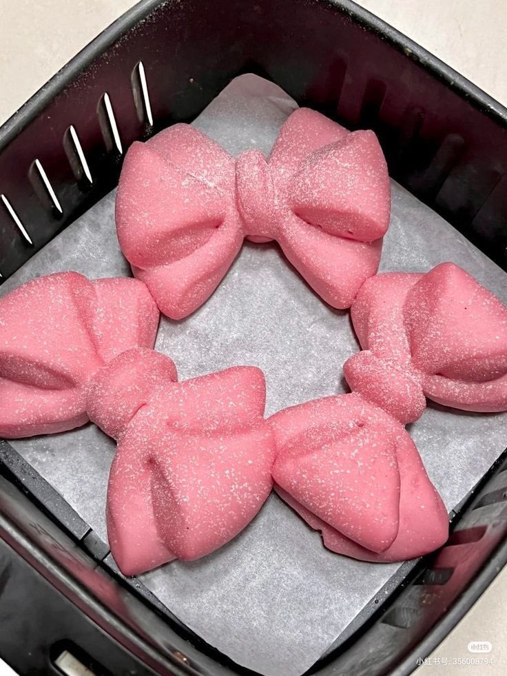 sweetxdessert's tweet image. Bow shaped bread