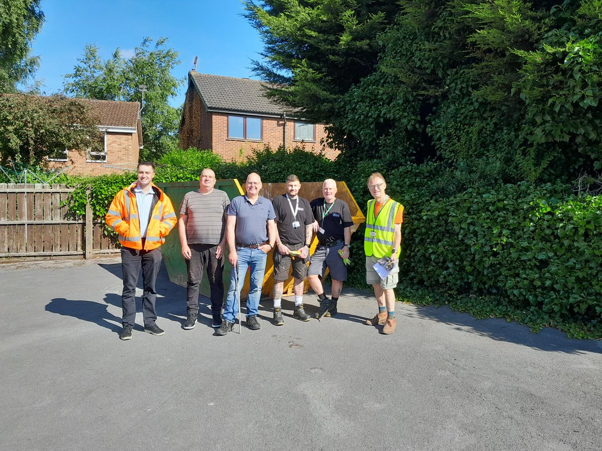 Mapperley community's 'Give Something Back' event brought residents, councillors, &amp; partners together to clean up Westmoore Close. 2 skips were filled, lawns were mowed, &amp; litter was picked up. Thanks to <a href="/Ramscapes/">Ramscapes</a> &amp; <a href="/envagroup/">Enva</a>  for their support! 🌳 jigsawhomes.org.uk/news/neighbour…
