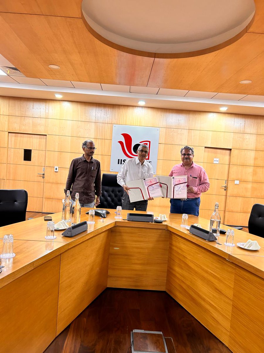 ari_pune's tweet image. A Memorandum of Understanding was signed with @IISERPune to bring together the complementary expertise of the two institutions to advance understanding in basic sciences and technology. @pkdhakephalkar ,Director ARI Pune &amp;amp; Prof. Sunil S. Bhagwat, Director, @IISERPune signed MoU
