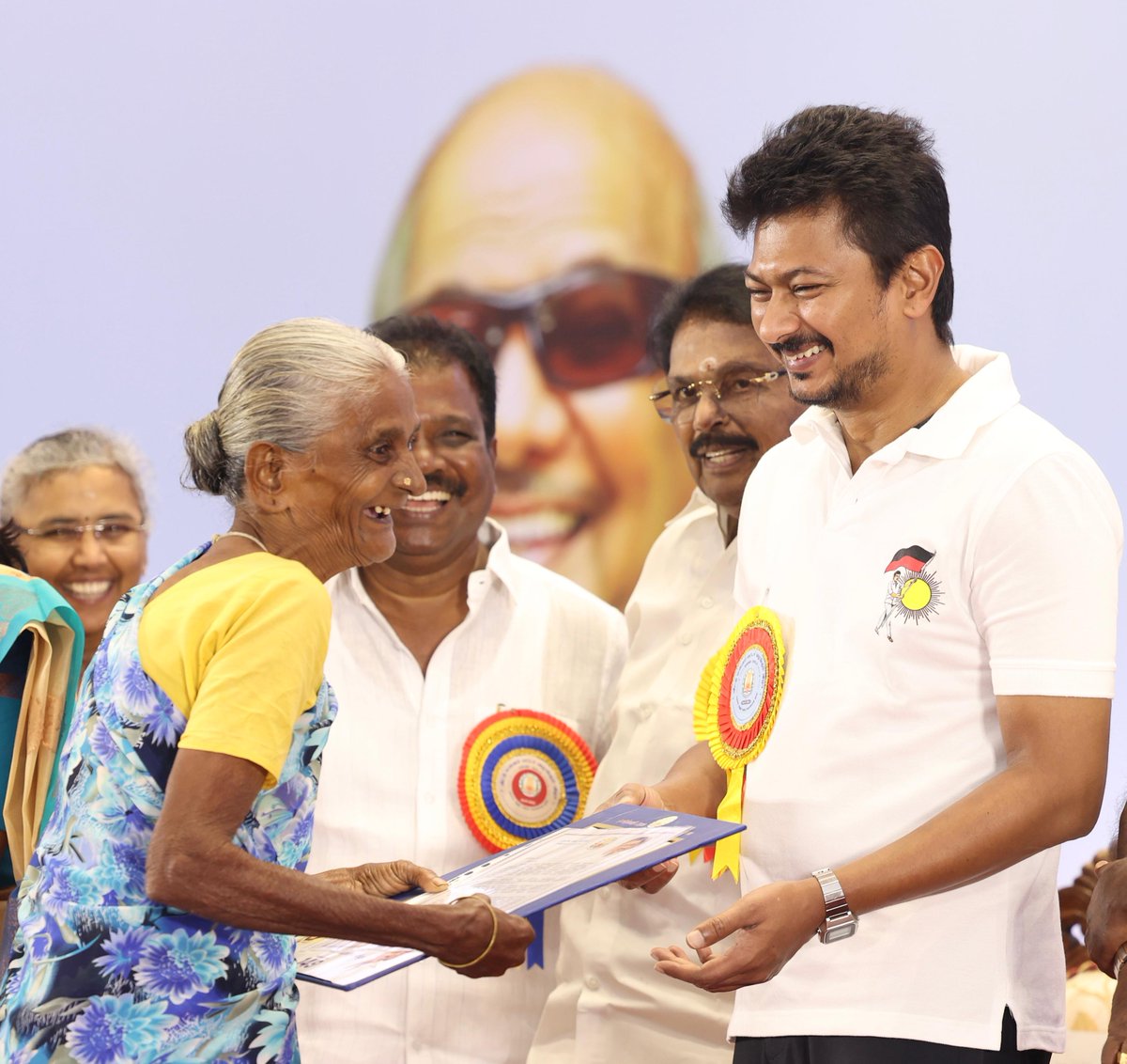 Udhaystalin's tweet photo. வீட்டுமனைப் பட்டாவுக்காக காத்திருந்த பொதுமக்களின் ஏக்கத்தைப் போக்கும் வகையில், சென்னை வருவாய் மாவட்டத்திற்குட்பட்ட பகுதிகளில் நம் கழக அரசு சார்பில் பட்டாக்களை வழங்கி வருகிறோம்.

மாதவரத்தில் நேற்றைய தினம் 2,124 பட்டாக்களை வழங்கிய நிலையில், சோழிங்கநல்லூரில் இன்று நடை��ெற்ற அரசு நிகழ்ச்சியில் 2,007 பயனாளிகளுக்கு வீட்டுமனைப் பட்டாக்களை வழங்கி வாழ்த்தினோம்.

'எல்லோருக்கும் வீடு,  வீடுள்ளோருக்குப் பட்டா ' என்பதில் நம் மாண்புமிகு முதலமைச்சர் அவர்கள் தலைமையிலான அரசு உறுதியான நடவடிக்கைகளை மேற்கொண்டு வருகிறது என்று உரையாற்றினோம்.

பட்டாப் பெற்ற பொதுமக்கள் வெளிப்படுத்திய அன்பும், மகிழ்ச்சியும் மன நிறைவைத் தந்தன.

@KKSSRR_DMK @Subramanian_ma @PriyarajanDMK #DarezAhmedIAS #MadhusudhanReddyIAS