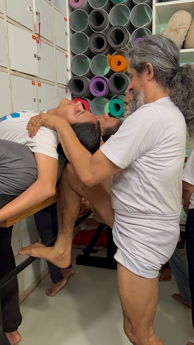 Dhakaram3's tweet photo. श्री करुणाकर जी के द्वारा आज की कक्षा ली गई। सौभाग्यशाली विद्यार्थियों ने योग ,आसन एवं प्राणायाम की बारीकियां के रहस्यों को जाना और अनुभव किया। गुरुजी एवं ईश्वर की अनुकंपा इसी तरह हम सब पर बरसती रहे!

.

.

#yogapeace #dhakaram #guruji #yogapeacetherapy #श्रीकरुणाकर #गुरुओं https://t.co/2hqQgjoJ0S