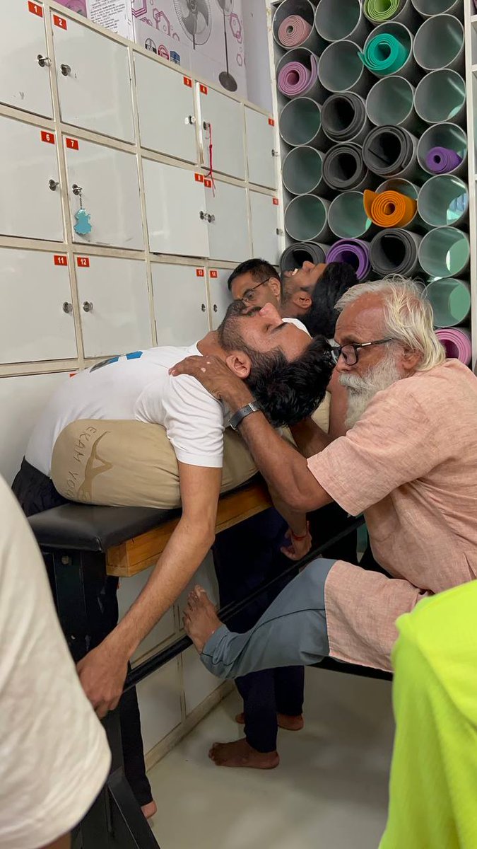 Dhakaram3's tweet photo. श्री करुणाकर जी के द्वारा आज की कक्षा ली गई। सौभाग्यशाली विद्यार्थियों ने योग ,आसन एवं प्राणायाम की बारीकियां के रहस्यों को जाना और अनुभव किया। गुरुजी एवं ईश्वर की अनुकंपा इसी तरह हम सब पर बरसती रहे!

.

.

#yogapeace #dhakaram #guruji #yogapeacetherapy #श्रीकरुणाकर #गुरुओं https://t.co/2hqQgjoJ0S