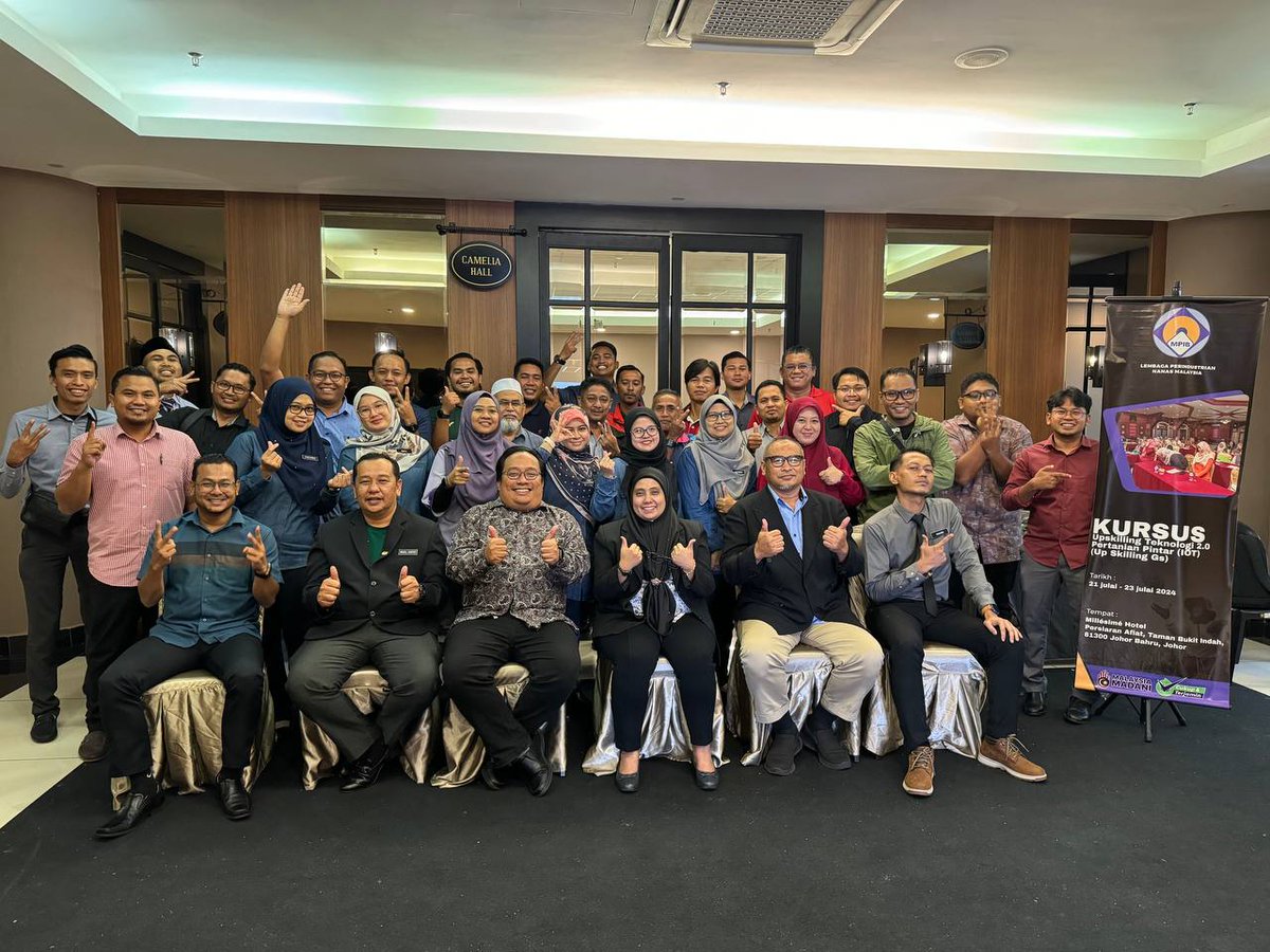 _satasia's tweet photo. 21 - 23 Julai 2024
KURSUS TEKNOLOGI 2.0 | PERTANIAN PINTAR (IoT) UPSKILLING GS

Sesi latihan pertanian pintar (IoT) kepada peserta kursus yang terdiri dari warga Lembaga Perindustrian Nanas Malaysia (LPNM), MADA dan usahawan tani di Millesime Hotel, Johor Bharu. https://t.co/2O5aEcr7S3