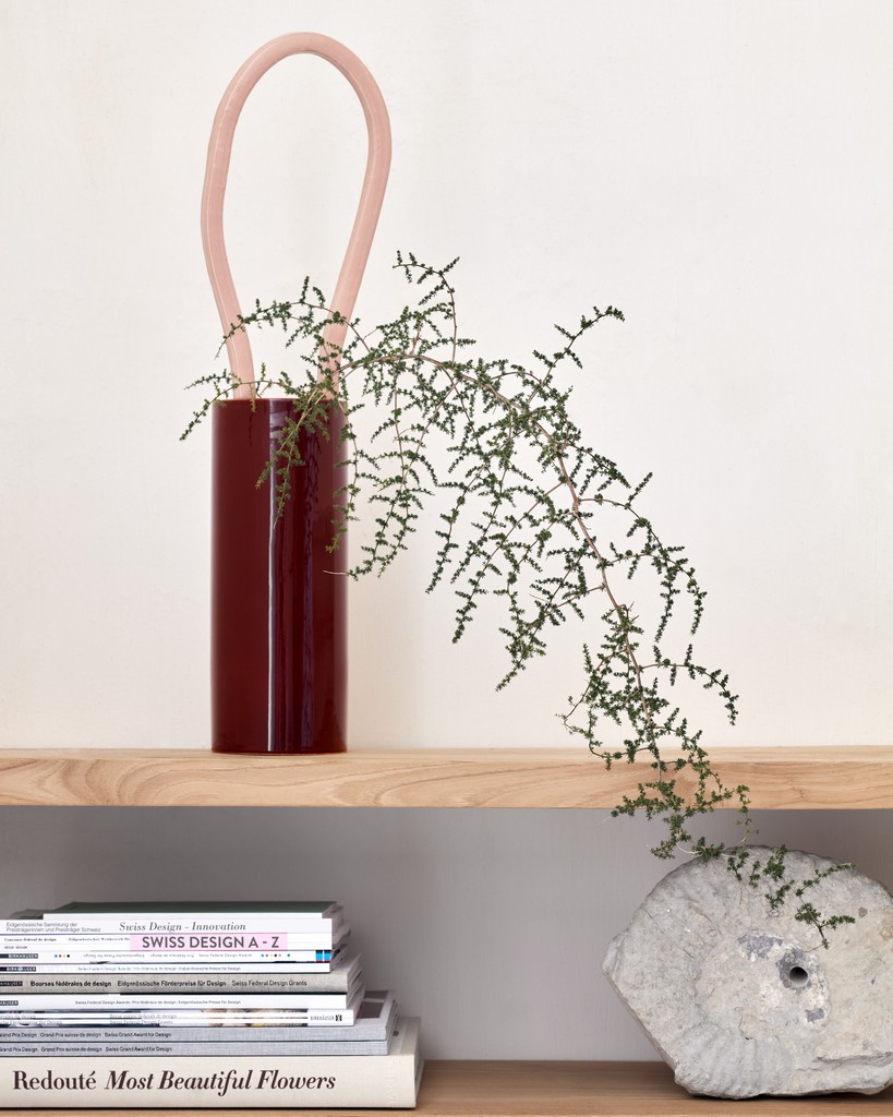 The hand-dipped Vases Découpage by Ronan and Erwan Bouroullec are whimsical, poetic compositions of cylinders, slabs and bars fashioned from clay.

vitra.com/living/product…

#Vitra #Bouroullec #HomeStories