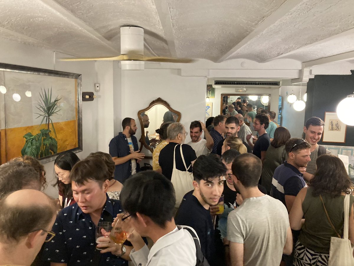 paulaceae1's tweet image. Have you ever seen this many cyperologists in one room? what about two rooms? 😆 having fun last night with these amazing people in the Cyperaceae dinner at downtown Madrid 🌾 how many cyperologists can you recognize? @intsedgesoc