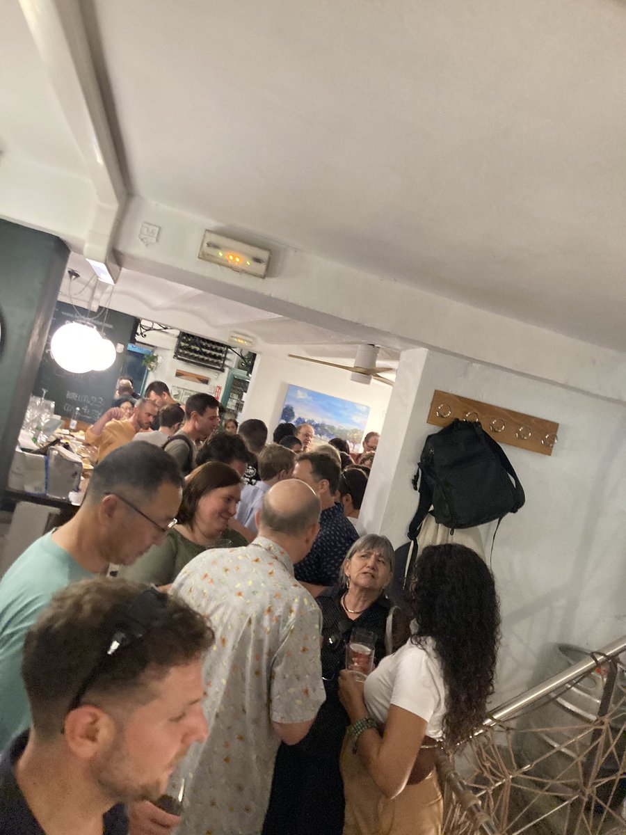 paulaceae1's tweet image. Have you ever seen this many cyperologists in one room? what about two rooms? 😆 having fun last night with these amazing people in the Cyperaceae dinner at downtown Madrid 🌾 how many cyperologists can you recognize? @intsedgesoc