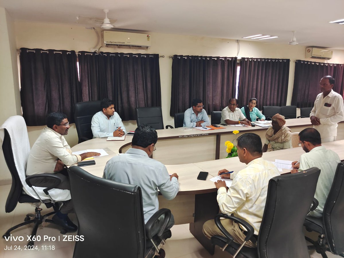 CollectorDahod's tweet photo. આજ રોજ ફતેપુરા મામલતદાર ઓફીસ ખાતે તાલુકા સ્વાગત કાર્યક્રમ યોજવામા આવ્યો. જેમા સંબધીતોને પ્રશ્નો ત્વરિત નિકાલ કરવા સુચનાઓ આપવામા આવી. @CMOGuj @revenuegujarat https://t.co/1qKR2Ikh0V