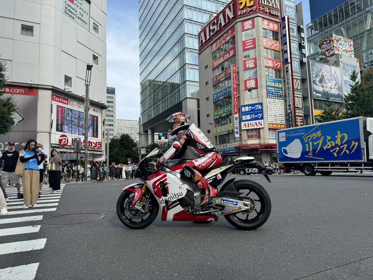 RC213VSかあ。本物が乗ると様になるなあ😊 発売当時2190万円で売り出さ