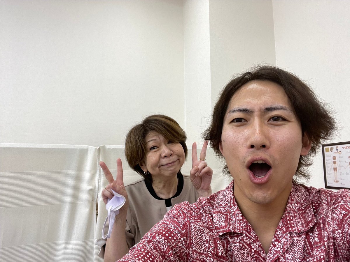 asi_kokomin's tweet photo. FM北海道エアージー #ビーラジ の
トッティーが踏まれに来てくれました‼️  

リクエストしたスタッフの私は不在でしたので急遽、何も知らないオーナーの佐藤先生がラジオ出演してくださいました😆💕

揉み返しがなく、指圧よりも筋肉の深層部までほぐれる足圧はオススメ⭐️

ありがとうございました！ https://t.co/KjMwshvYbn