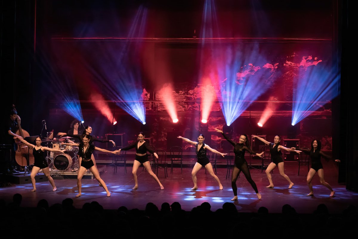 lessantesmataro's tweet photo. Mataró ha estat la capital dels musicals! 🎶👯‍♂️

S’ha portat a escena ‘Broadway Santes’ el primer musical participatiu de #Mataró, que evoca els grans clàssics del teatre musical

Hi han participat actors professionals i alumnes d’escoles de dansa i arts en viu

📸 @bautadivori https://t.co/vuB1B4DMQv