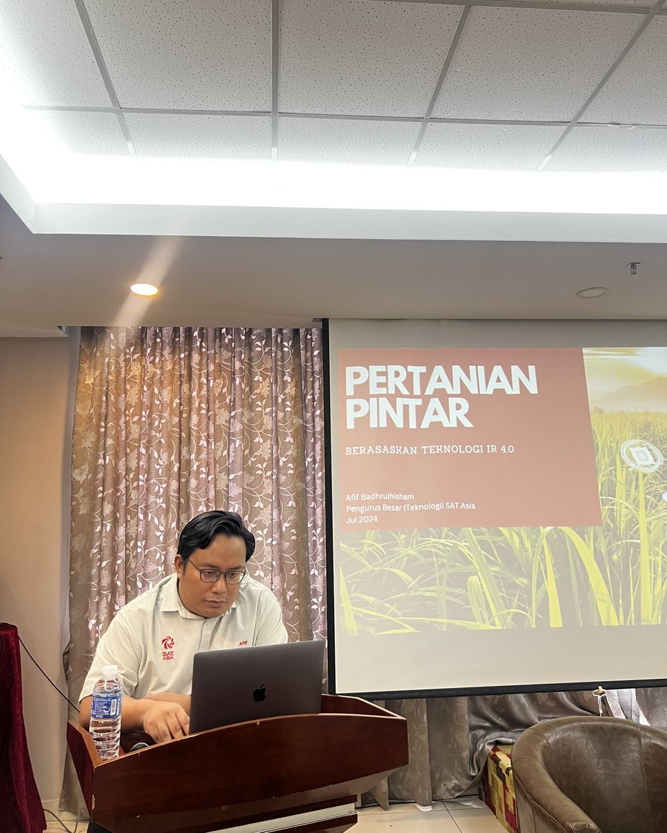 _satasia's tweet photo. 21 - 23 Julai 2024
KURSUS TEKNOLOGI 2.0 | PERTANIAN PINTAR (IoT) UPSKILLING GS

Sesi latihan pertanian pintar (IoT) kepada peserta kursus yang terdiri dari warga Lembaga Perindustrian Nanas Malaysia (LPNM), MADA dan usahawan tani di Millesime Hotel, Johor Bharu. https://t.co/2O5aEcr7S3