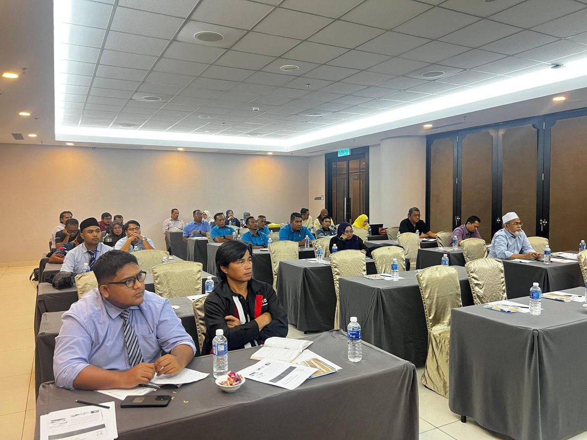 _satasia's tweet photo. Antara perkara yang dititikberatkan adalah pemahaman tentang sistem IoT dan pengurusan ladang secara digital, khususnya bagi tanaman nanas dengan aplikasi Aritificial Intelligence (AI) dalam pertanian demi membantu mereka bergerak seiring dengan Revolusi Perindustrian 4.0 (IR4.0) https://t.co/zGvYccSMYH