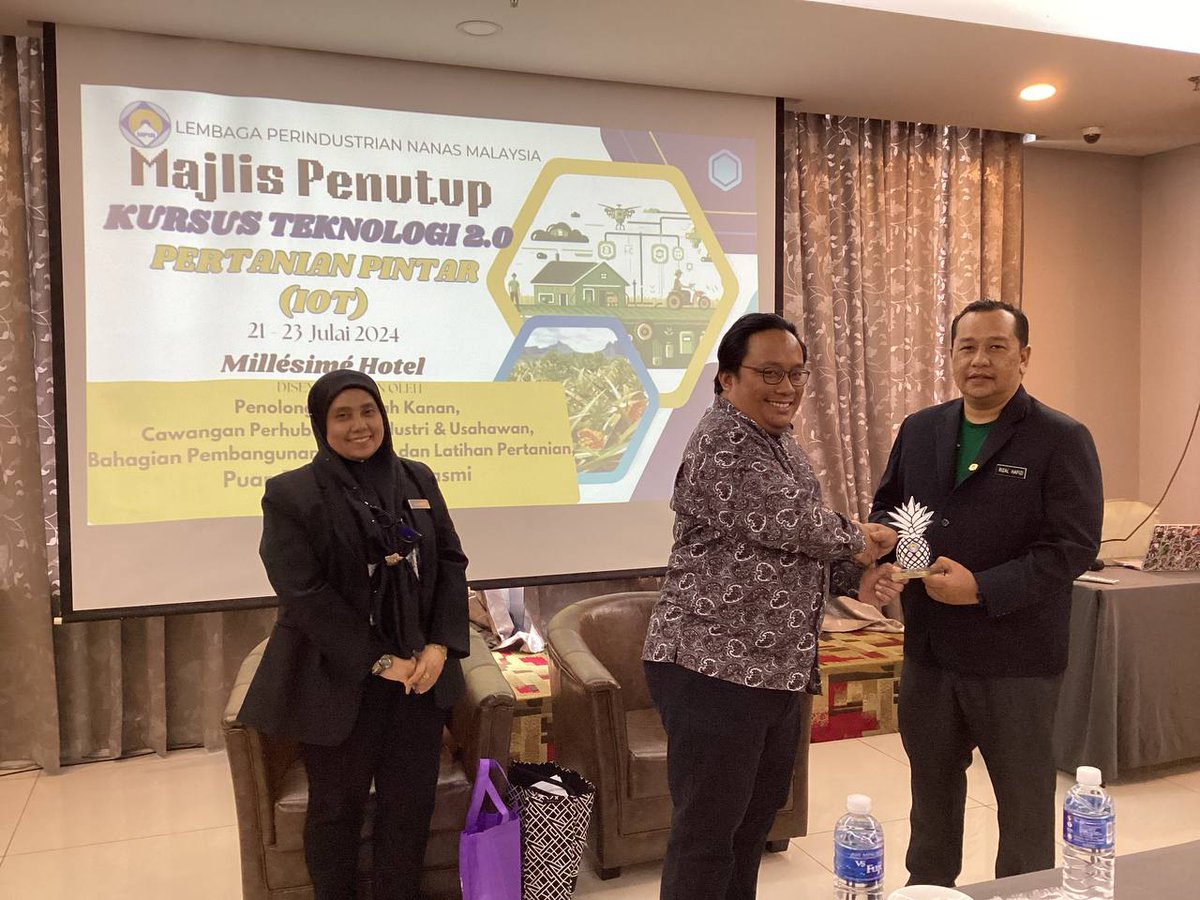 _satasia's tweet photo. Antara perkara yang dititikberatkan adalah pemahaman tentang sistem IoT dan pengurusan ladang secara digital, khususnya bagi tanaman nanas dengan aplikasi Aritificial Intelligence (AI) dalam pertanian demi membantu mereka bergerak seiring dengan Revolusi Perindustrian 4.0 (IR4.0) https://t.co/zGvYccSMYH