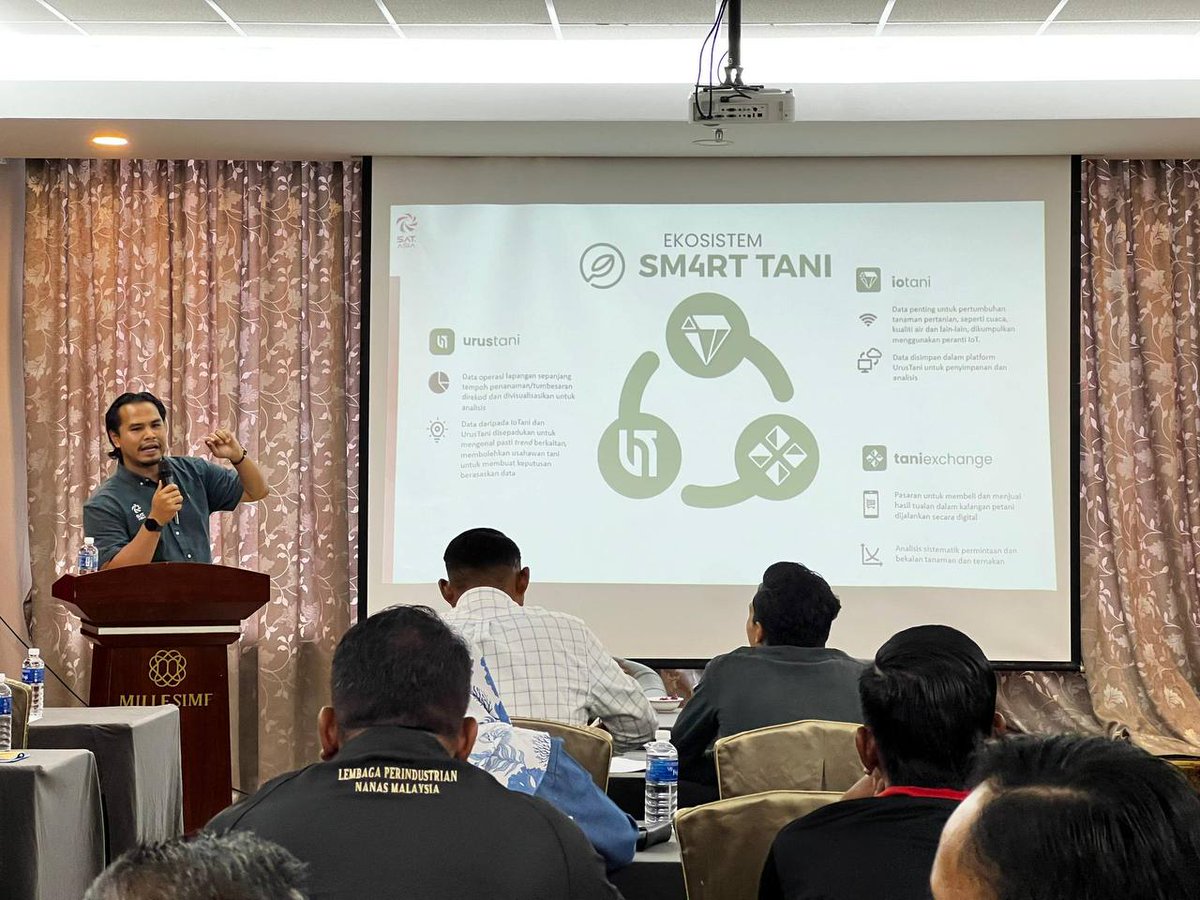 _satasia's tweet photo. Antara perkara yang dititikberatkan adalah pemahaman tentang sistem IoT dan pengurusan ladang secara digital, khususnya bagi tanaman nanas dengan aplikasi Aritificial Intelligence (AI) dalam pertanian demi membantu mereka bergerak seiring dengan Revolusi Perindustrian 4.0 (IR4.0) https://t.co/zGvYccSMYH