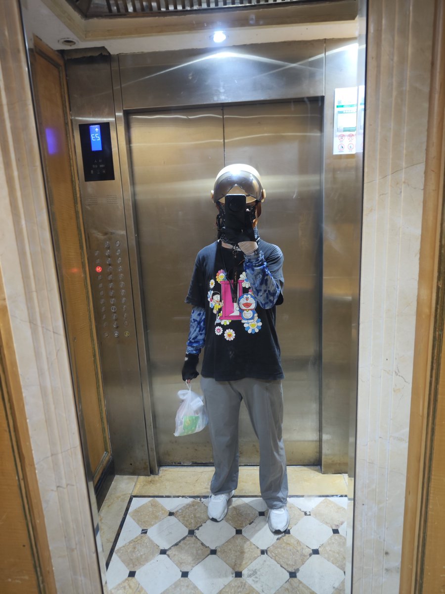 benbendebenben1's tweet photo. 外卖仔又到了风浪越大鱼越贵，一个午高峰3小时200块是天气 https://t.co/xNUoGbHUqt