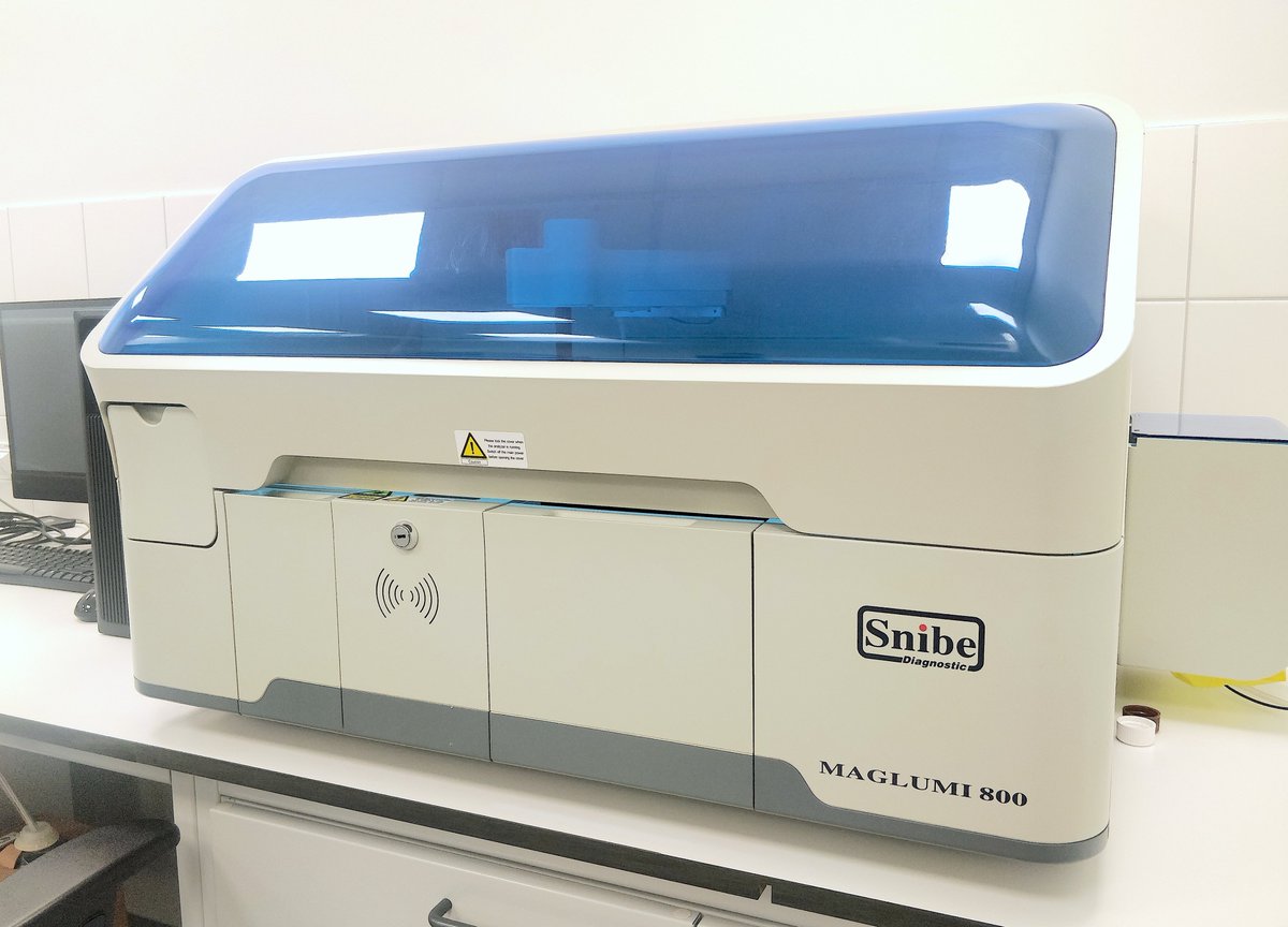 SilesiaLabMed's tweet photo. Snibe MAGLUMI 800 to w pełni zautomatyzowany analizator immunochemiczny, który wykorzystuje metodę chemiluminescencji do wykonywania oznaczeń.  Umożliwia on wykonywanie do 180 testów na godzinę, przy możliwości ciągłego załadunku nowych próbek. https://t.co/nWaGCugdN6