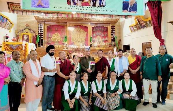 ColAjayKothiyal's tweet photo. आज देहरादून में "Regional Tibetan Women Association" ने चीन द्वारा तिब्बत में किए जा रहे  अत्याचारों के खिलाफ America द्वारा पारित कानून के समर्थन में रखे  प्रोग्राम में हमे मुख्य अतिथि बनाकर एक अदभुत सम्मान दिया।
संगठन की अध्यक्ष Ms Sonam, तिब्बतन सेटलमेंट  के महा सचिव 1/2 https://t.co/ze1GgGR0nO