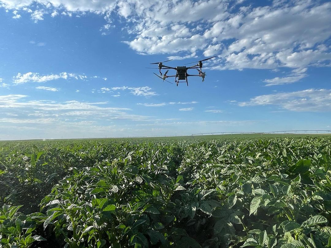 AgricDrones2023's tweet image. Sustainable farming with DJI Agras T40. 🚁🌾
 #DJIAgrasT40 #dronefarming #agriculture #ecofriendly #AgriTech #ADL