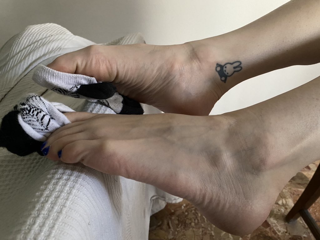 I bet you’d like to get your hands on my socks 😉 #feet #feetworshi̇p #footfetish #toes #nailpolish #pedi #feetfinder #foot #footworship #goddess #toes #pies  #prettyfeet #horny #prettytoes #softfeet  #footporn #FeetPictures #footqueen #onlyfans #onlyfanscreator