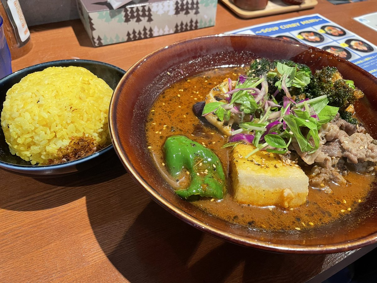 momo_ne3's tweet image. 本日の #スープカレー
牛の有馬煮と揚げ豆腐のスープカレー

ここに来ると、いつもこれを食べてしまう〜
#navys
#ネイビーズ
Wブロッコリートッピング
ライス大盛り

日本料理まるやまかわなか姉妹店
和風だからこそ、ご飯が進む！