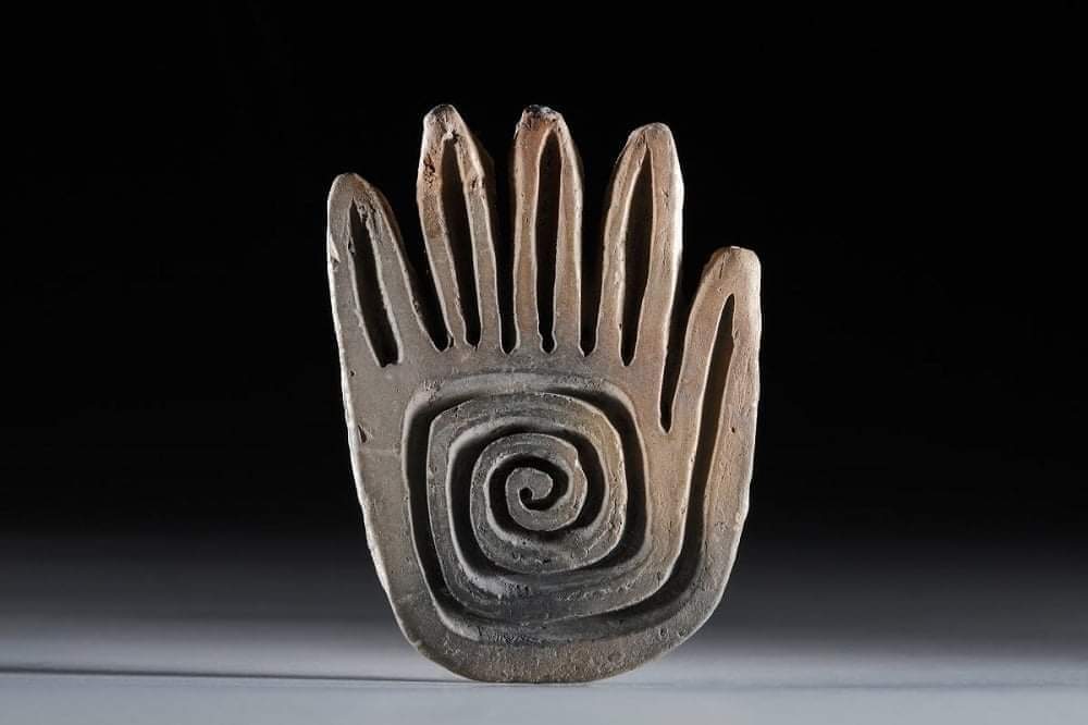HistoryUnd's tweet photo. Hand stamp with spiral motif, a product of the Jama-Coaque culture, 500 BCE - 1530 CE.

Museo Casa del Alabado in Quito, Ecuador. https://t.co/ixZirTC21B