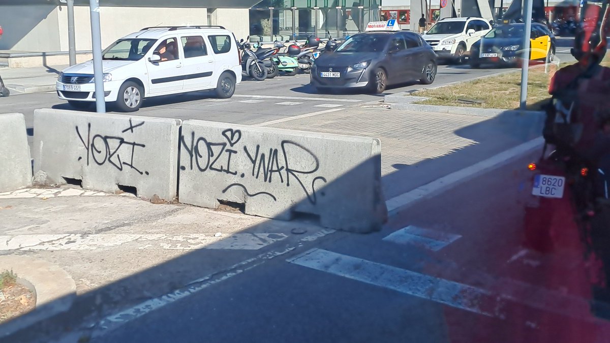 lamarinaviva's tweet photo. Bon dia. Aquesta New Jersey la tenim dins de la carretera!! 🫢 Passeig de la Zona Franca (116) amb carrer Foc.
@GUBBarcelona @BCN_EspaiPublic @BCN_SantsMont https://t.co/GqGphz3ifk