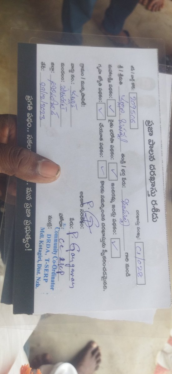 NaaG4India's tweet photo. గృహజ్యోతి పథకం రావట్లేదు అని @Collector_NZB లోని.. పోతాంగల్ మండల కార్యాలయానికి వచ్చిన.. కల్లాలి బషవ్వ ను కలెక్టర్ కార్యాలయానికి వెళ్ళని సూచించిన మండల కార్యాలయం అధికారులు..! @revanth_anumula సార్ ఈ పెద్దమనిషి కలెక్టర్ కార్యాలయానికి వెళ్లగలద..? 
@TelanganaCS @UttamINC స్పందించండి. https://t.co/nNlTjlLptV