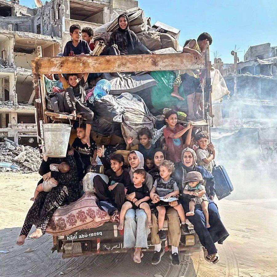 alaashamaly's tweet photo. النزوح المتكرر، يعني أن تخرج الروح من الجسد، ومع كل نزوح يرحل جزء من روحك، حتى تبقى جسدًا بلا روح. https://t.co/B5XUbOWMZj