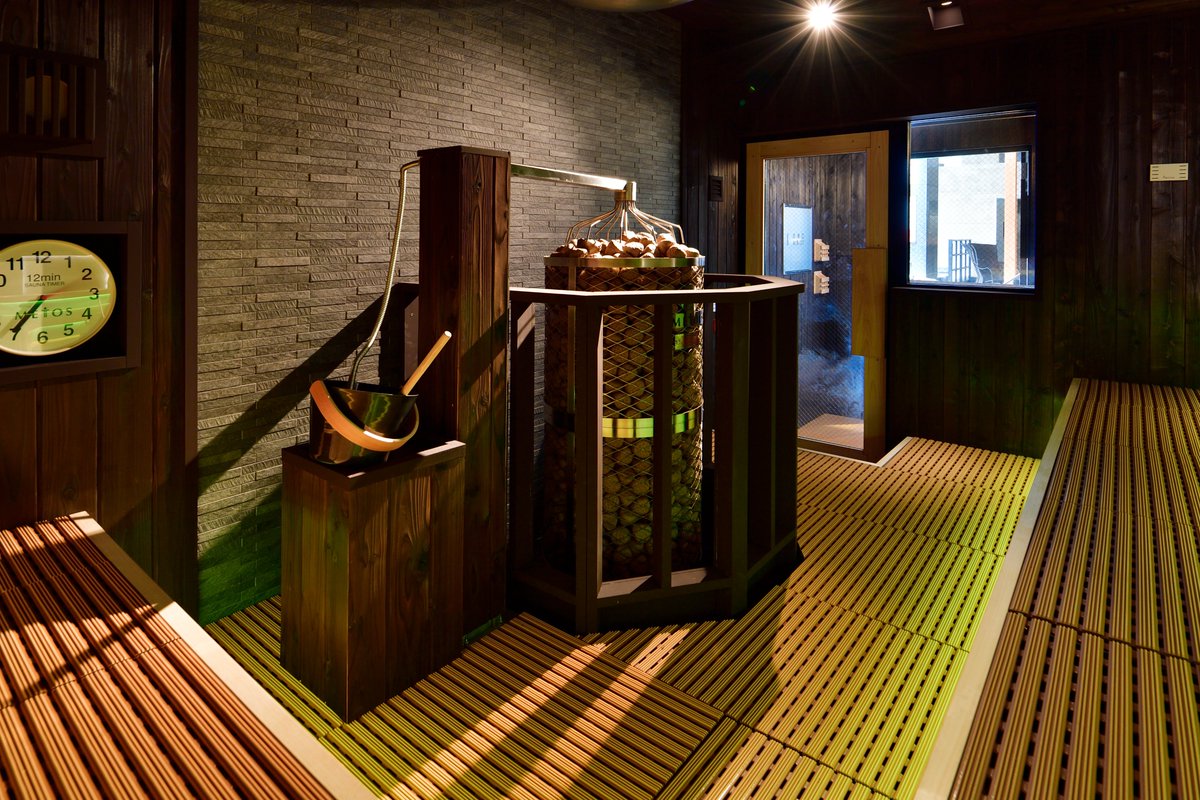 男性露天エリアにあるメディテーションサウナでは、 セルフロウリュが