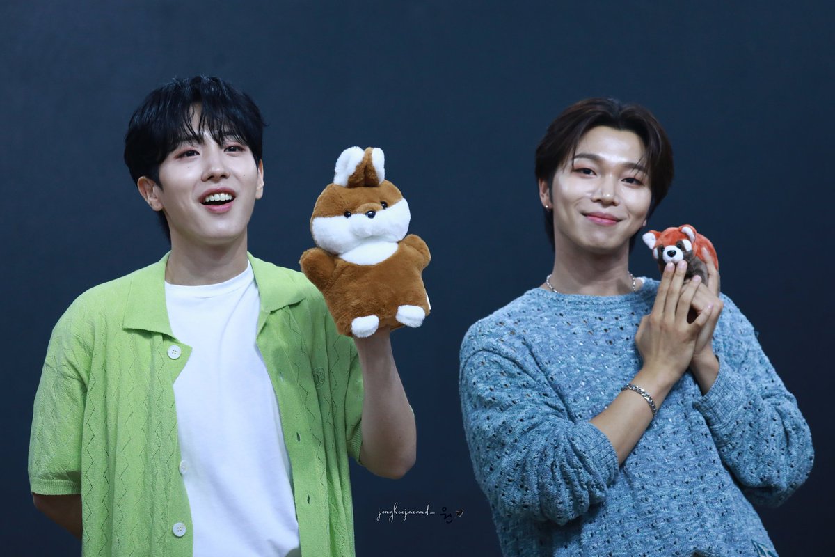 jongheejaeand_'s tweet photo. 240706
SEVENUS 메이크스타 대면 팬사인회
謝謝你們和玩偶們玩得這麼開心💕
#SEVENUS #세븐어스 
#희재 #이레 #종희 
#HEEJAE #IREAH  #熙宰 #鐘熙
@heeeeeejae94
@ireahand_ https://t.co/D2bd1JUexw